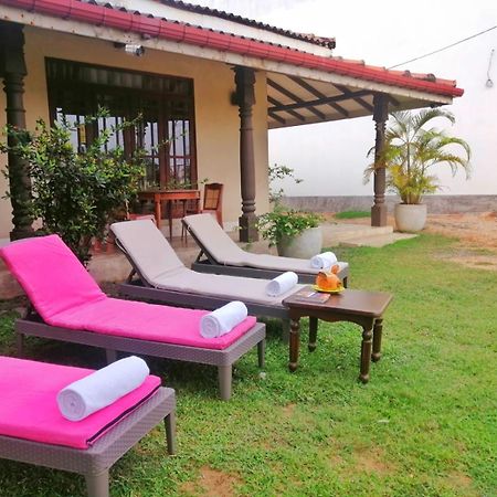 Nalendra Villa - Oceanfront Hikkaduwa Buitenkant foto