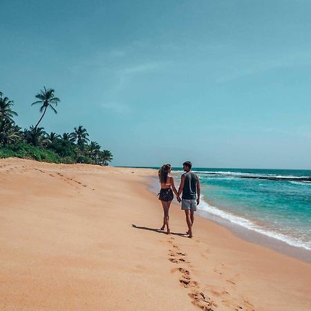 Nalendra Villa - Oceanfront Hikkaduwa Buitenkant foto