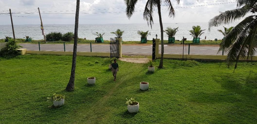 Nalendra Villa - Oceanfront Hikkaduwa Buitenkant foto