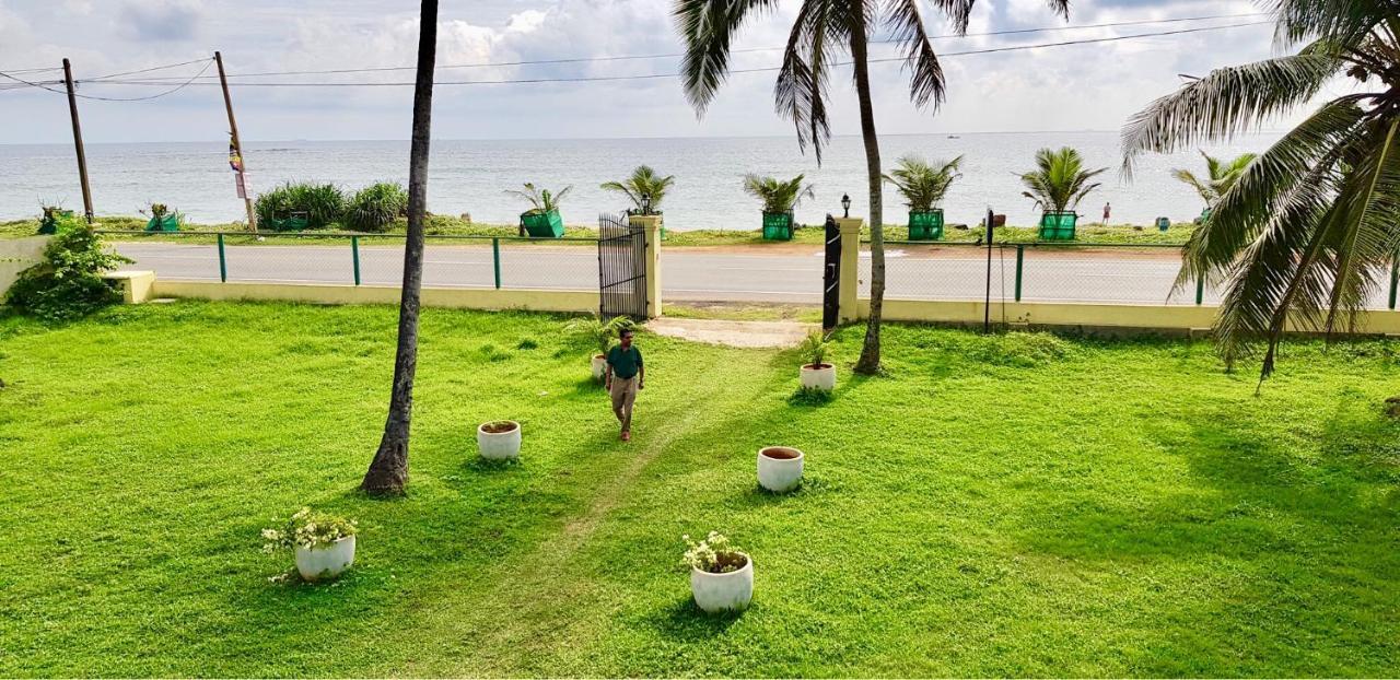 Nalendra Villa - Oceanfront Hikkaduwa Buitenkant foto