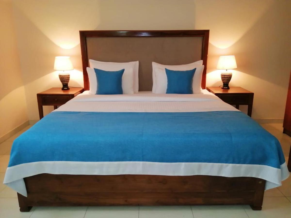 Nalendra Villa - Oceanfront Hikkaduwa Buitenkant foto